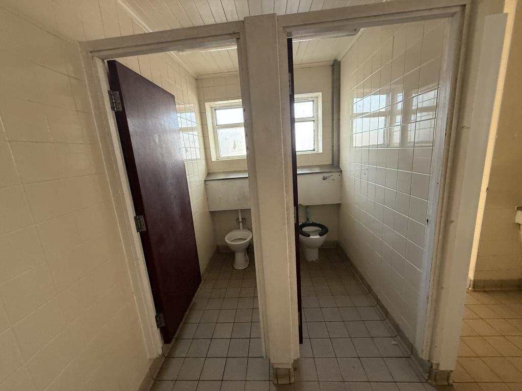 Lot: 36 - FORMER PUBLIC CONVENIENCES WITH POTENTIAL - Gents cubicles